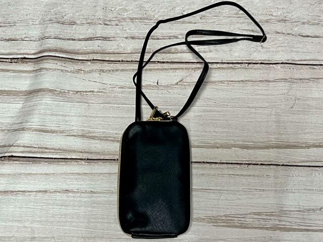 【OLIVIA BURTON（オリビア・バートン）MULTI SMARTPHONE SHOULDER BAG】バックはシンプル