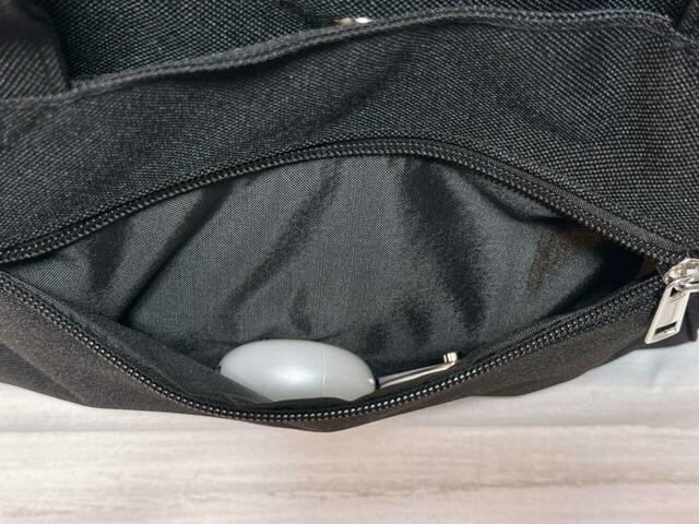 バックのファスナーポケットにはイヤホンとミラーを収納
