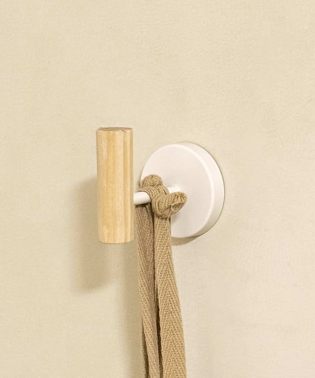 【3COINSのインテリアグッズ売れ筋ランキング 2位】「磁石付きインテリアフック」330円（税込）