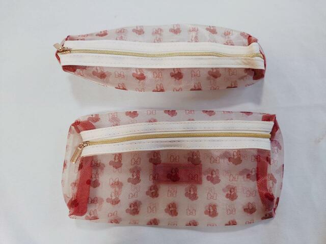 付属のメッシュポーチは、ミニーとリボンのモノグラムデザイン