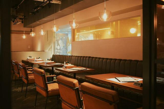 「店舗内観」【“どう考えてもデカすぎる”牡蠣フライ】