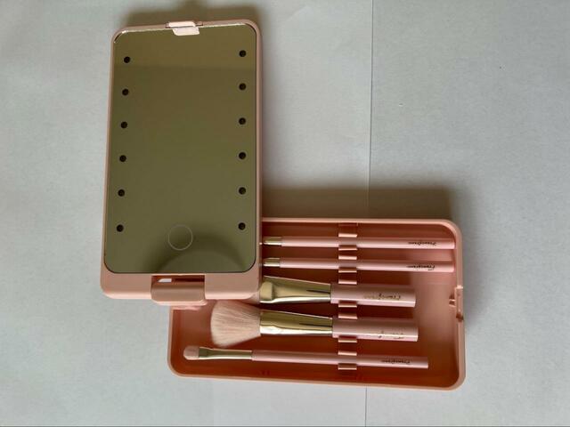 【Francfranc ラミラLEDミラー メイクブラシセット ピンク】使いやすい角度でミラーを使うことができる！