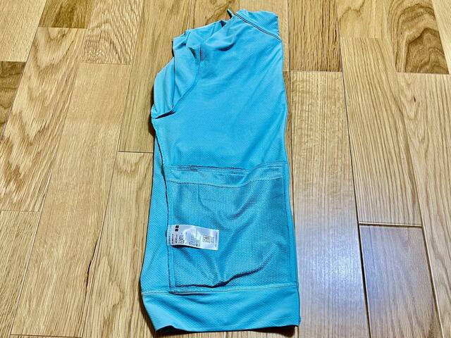 【ユニクロ エアリズムUVカットメッシュパーカ（長袖）】ファスナーの部分で半分にたたむ