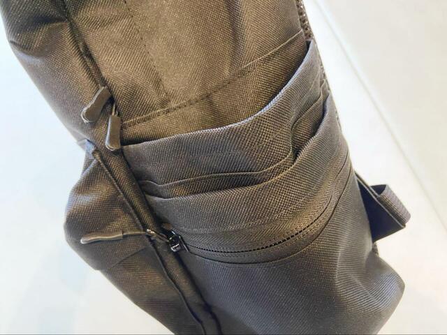 【coca トラベルバックパック】両サイドにはそれぞれスリーブポケットとファスナー付きポケットが付いています