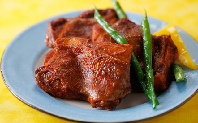 「タンドリーチキン」＜期間：2025年7月1日～8月31日＞ 【浅草の絶景と約100種類のメニューを楽しめる「ごちそうブッフェ」に“ビールベンダー”登場！“どうぶつケーキ”もプレゼント！】