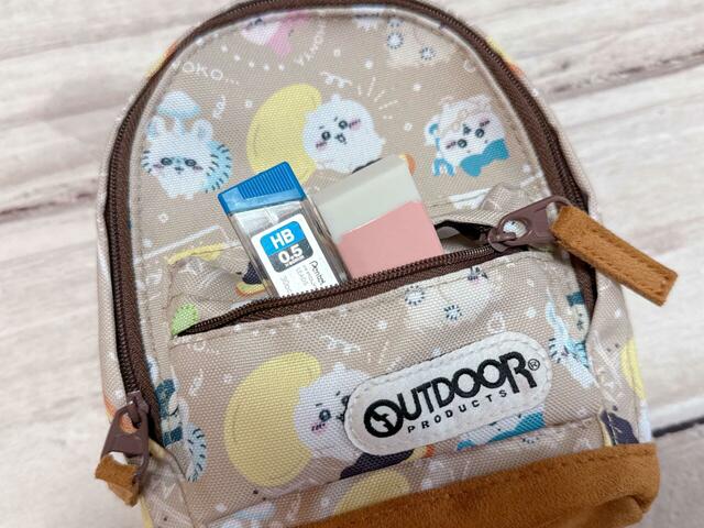 ポケットには消しゴムやシャープペンの芯を収納