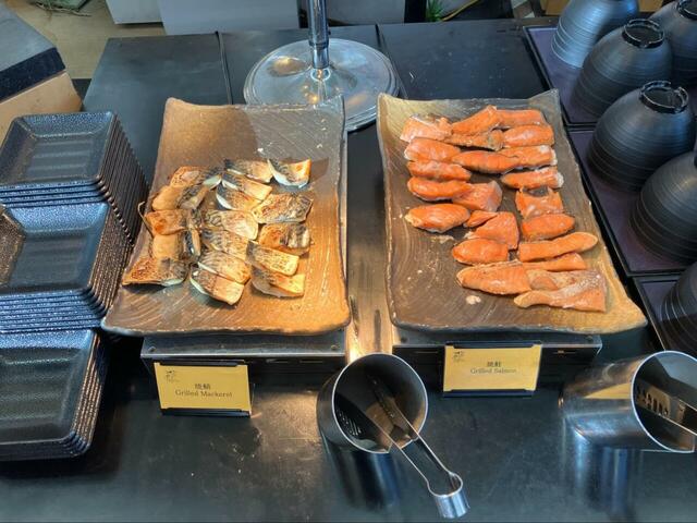 【カフェトスカ モーニングブッフェ】焼鮭＆焼鯖は脂のり抜群！ごはんにもお粥にも合う鉄板の朝食ラインナップ♪