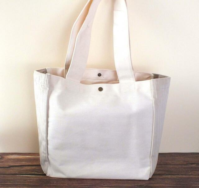 【カルディ りんごバッグ】後ろは無地でシンプルです