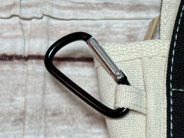 カラビナでバッグなどに取り付けられる仕様