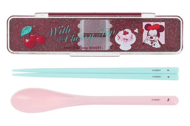 ランチ用カトラリー 1,400円｜東京ディズニーリゾート ミニー＆さくらんぼグッズ｜販売店舗：東京ディズニーランド「グランドエンポーリアム」、東京ディズニーシー「エンポーリオ」｜発売日：2026年2月5日（木）