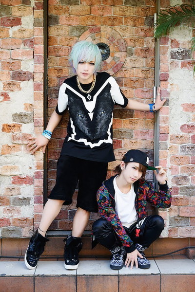 LEZARD ・左からTACC（B）、来夢（Vo）