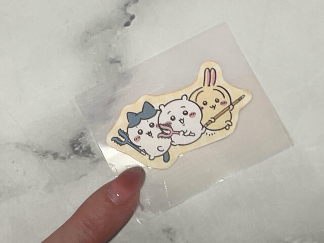 【ちいかわシールメーカー】イラストを透明フィルムと接着面の間に乗せます
