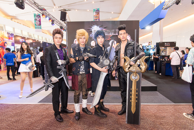 『PlayStation』ブースより、『FINAL FANTASY XV』コスプレコンパニオン