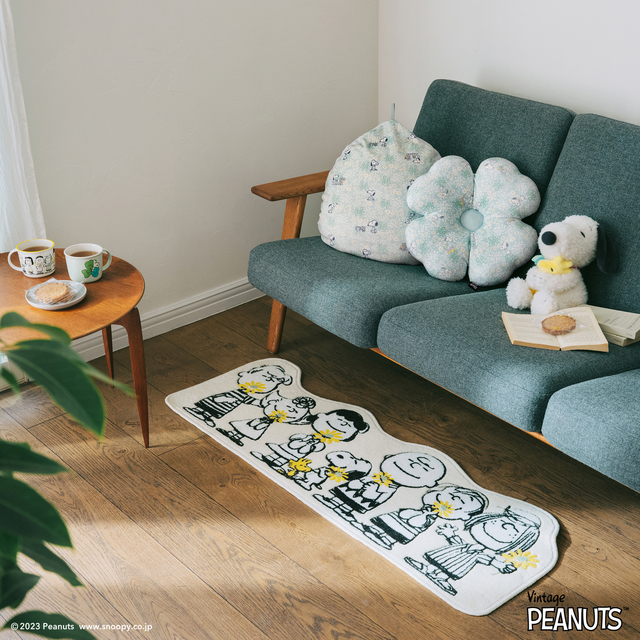 【PEANUTS×Afternoon Teaの新シリーズ】マグカップ360ml 各¥1,760、ドロップクッション ¥4,620、シートクッション ¥3,520、ヌイグルミM ¥5,500、ダイカットロングマット ¥7,260