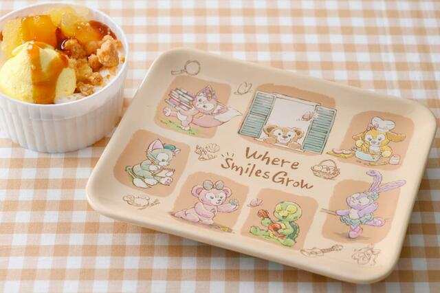 アップルクランブルプリン、スーベニアプレート付き 1,200円｜ダッフィー＆フレンズの「ウェア・スマイルズ・グロウ」スーベニア付きメニュー｜販売店舗：東京ディズニーシー「ケープコッド・クックオフ」｜発売日：2024年7月1日（月）