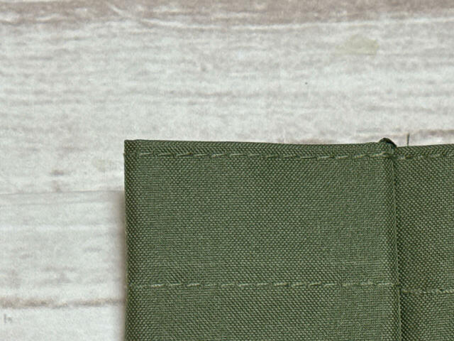 素材はポリエステル。ハリのあるしっかりとした生地