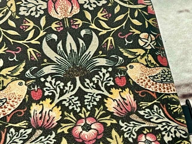 見れば見るほど美しい柄でテンションが上がります！