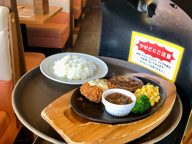 【ココス】ロボットが自動でテーブルまで料理を運んでくれます