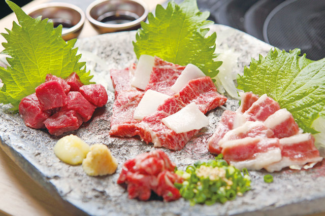 博多もつ鍋おおやま 大阪駅店（梅田）  馬刺しの四種盛り　3218円