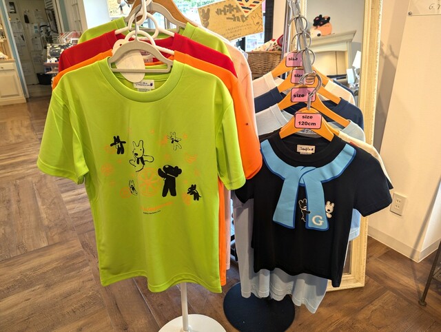 【富士急ハイランド・リサとガスパール タウン】左「フルーツドライTシャツ」(130cm・140cm・150cm)1,690円、右「なりきりキッズTシャツ」(100cm・110cm・120cm)2,200円/リサとガスパール タウン ショップ