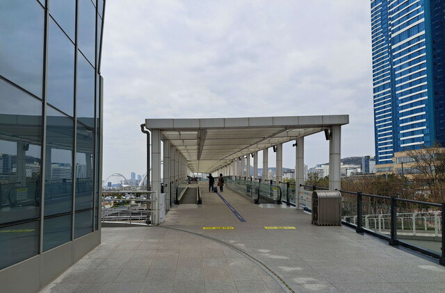 【大阪↔釜山 クルーズ体験記】ターミナルを出ると左方向にKTX釜山駅に至る空中歩行路が
