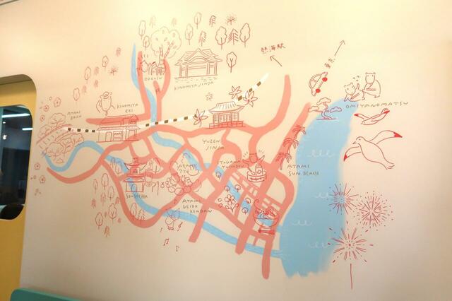 店内のイートインコーナー壁には来宮駅周辺の観光地のイラストが