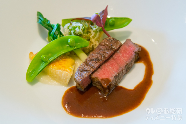 牛フィレ肉のグリル カカオ風味の赤ワインソース タケノコのグラティネを添えて|“ディズニー・イースター”ランチコース 5,200円|東京ディズニーシー・ホテルミラコスタ「オチェーアノ」