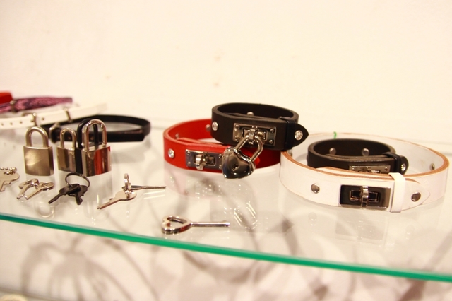 【狂笑の紫音　Dragon Regalia】「ドラゴン＋拘束具」というコンセプトを掲げる狂笑の紫音さん。ストーリー性のある首輪は、自分では外せない南京錠付き。