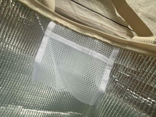 メッシュ素材の吊りポケットがひとつついています