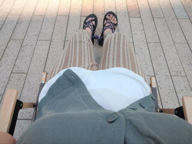 【ワークマン 燃え広がりにくいキャンピングチェア】ひじ掛けを握って足をぐっと伸ばす