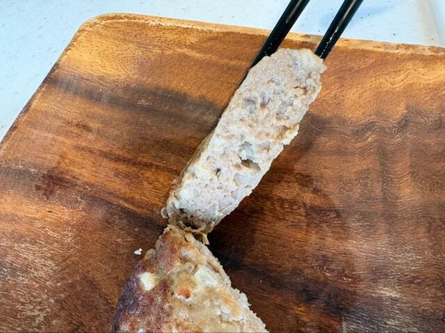 【ロピア 鉄板直火ハンバーグ】箸でほぐしてみると、断面のきめ細かさがよく伝わってきました◎