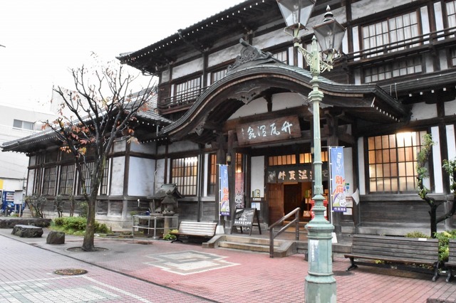 唐破風造りの共同浴場