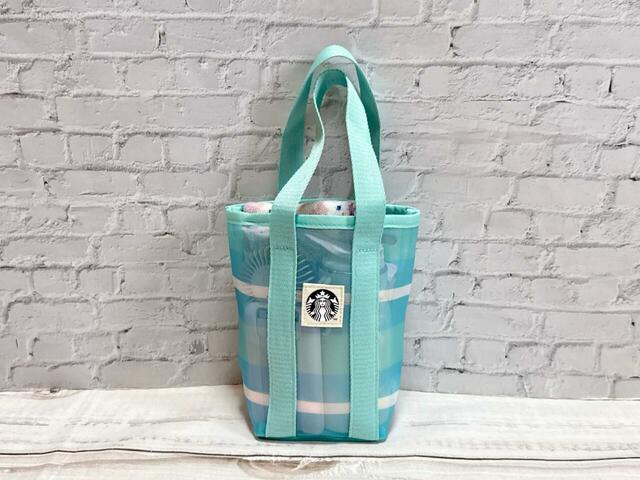ちょっとした外出時の荷物を収納。スターバックスのペーパーカップを思わせるようなフォルムがかわいい♪