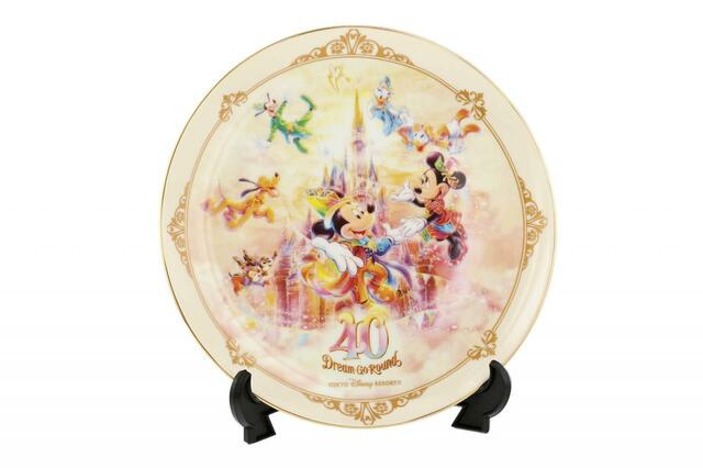 絵皿 6,200円｜サイズ：直径約26cm｜東京ディズニーリゾート40周年“ドリームゴーラウンド”スペシャルグッズ｜発売日：2023年4月10日（月）｜販売店舗：東京ディズニーランド「グランドエンポーリアム」、東京ディズニーシー「エンポーリオ」