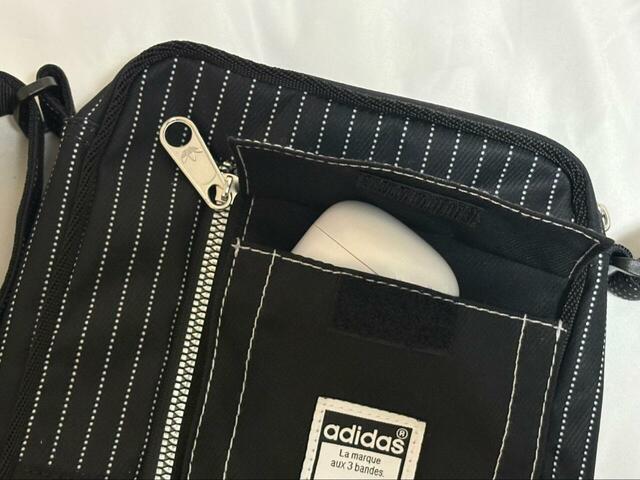 【adidas ウォバッシュ スモールアイテムバッグ】ワイヤレスイヤホンは前面のポケットに収納。サッと出し入れしやすいです