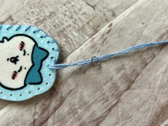 紐にリング（丸カン）を通します