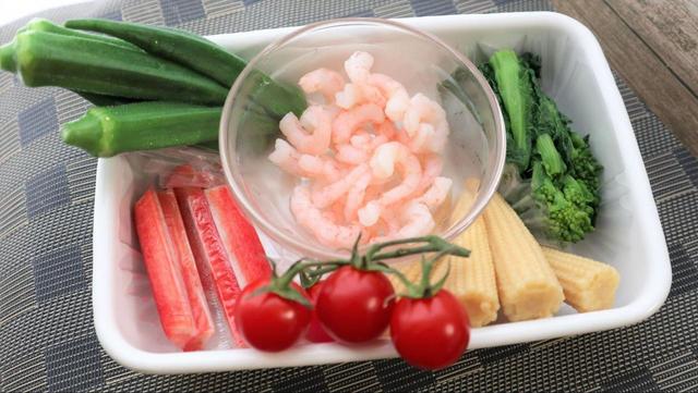 【牛乳パック再活用レシピ “映え”テリーヌ】オクラと菜の花は下処理・塩茹でしました