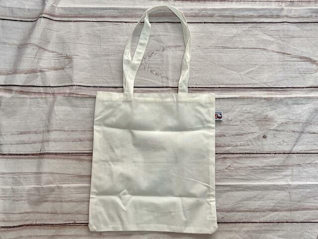 背面は装飾がないシンプルなデザイン