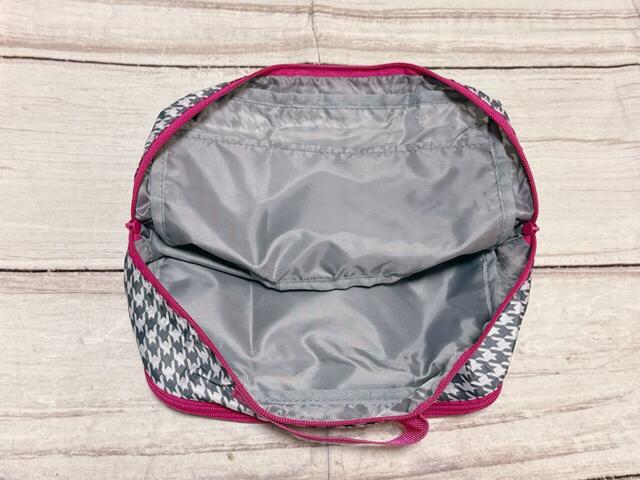 メイン収納はガバッと開いて中身が取り出しやすい！