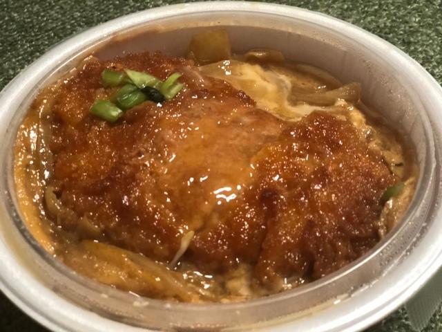 【カツ丼】厚みのあるカツにとろとろの半熟卵が絡み合っています。