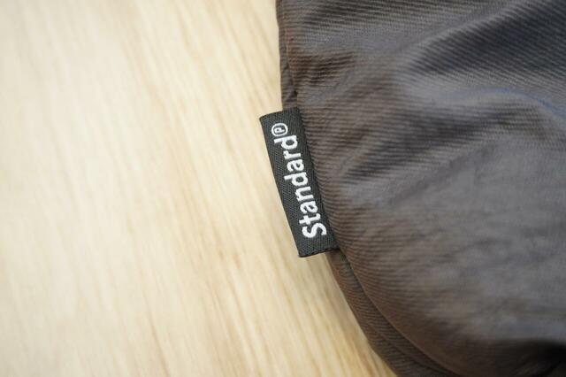 「Standard」の織りネーム付き