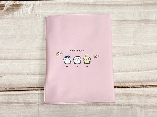 背面にも、ちいかわ・ハチワレ・うさぎのアートプリント入り【マツキヨココカラ】ちいかわ「オリジナルおくすり手帳ケース(ピンク)」