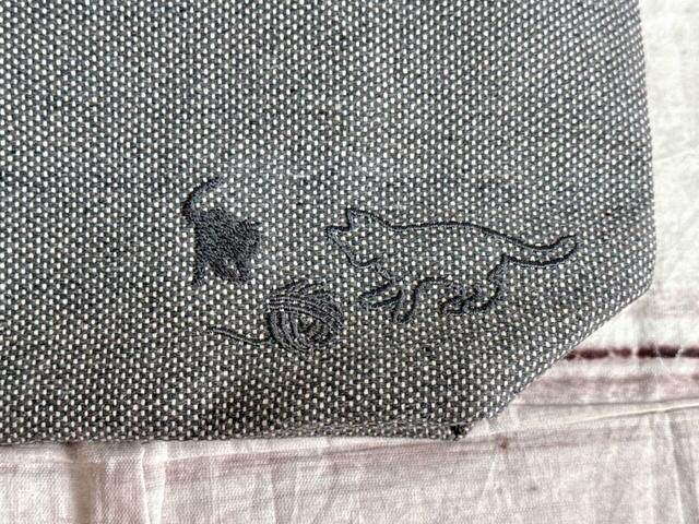 【カルディ ネコの日バッグ/オリジナル バッグ】フロント右下には2匹の猫と毛糸玉の刺繍入り♪