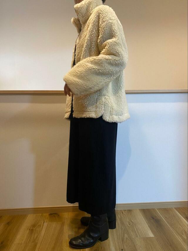 【UNIQLO フリースジップアップジャケット】後ろの着丈はやや長め。シンプルに着ても動きが出ます