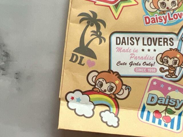 ハッピーなレインボーモチーフもかわいいです!