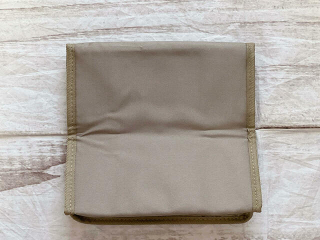 バックは装飾がないシンプルなデザイン