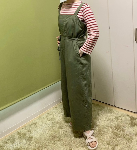 【ユニクロ リネンブレンドサロペット】腰紐を結ぶとスタイリッシュな印象になります