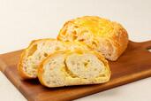 【ケーゼブロート 524円(1/2カット)】コクのあるチーズの味わいと、軽い食感が特徴