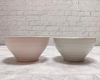 【ナチュラルキッチン】茶碗　飛鉋ピンク・ホワイト／各税込330円