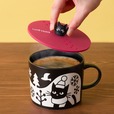 【カフェ・ベローチェ福袋】マグカップの上に置くと、まるで黒ねこがカップにはまっているように見える、ユーモアと癒しを兼ね備えたデザイン